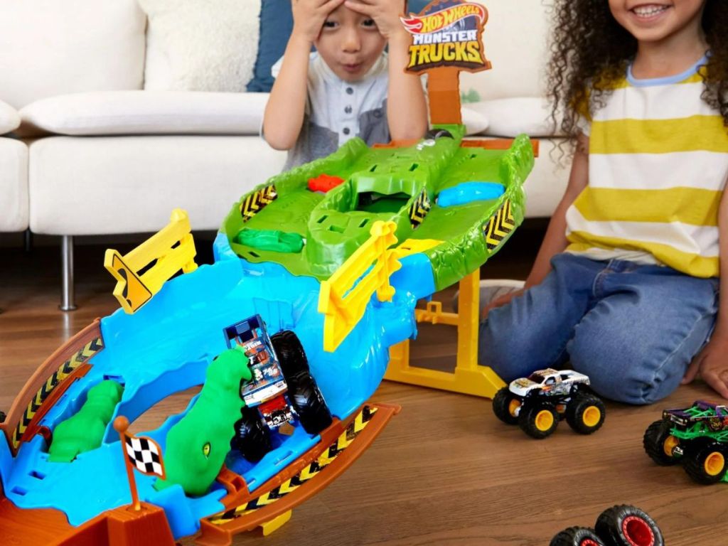 Hot Wheels Monster Trucks Wreckin' Raceway Playset