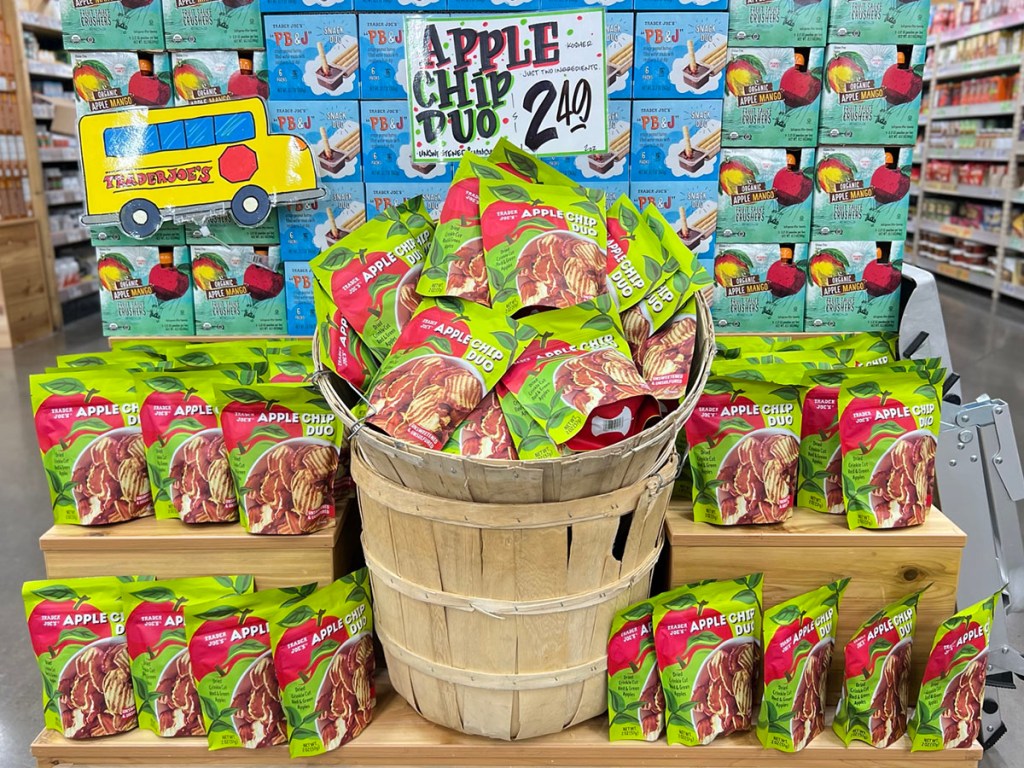 apple chips duo display on end cap in trader joes