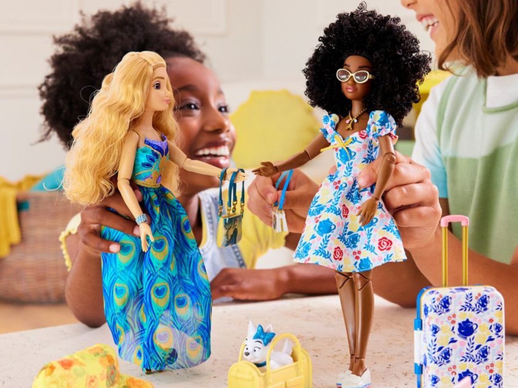 2 girls playing with Disney fashion dolls