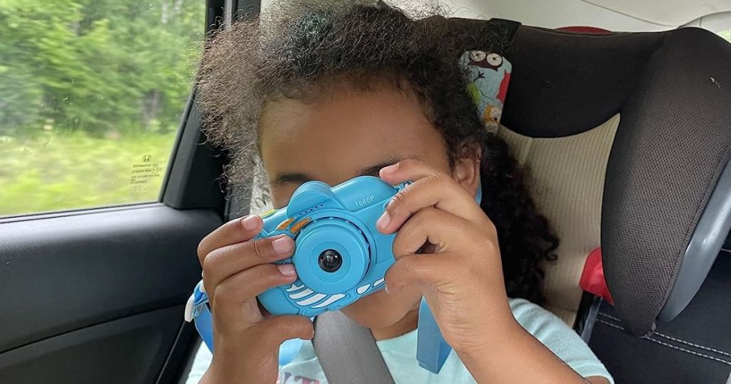 Little girl using an ENGUNS Kids Digital Camera in Blue