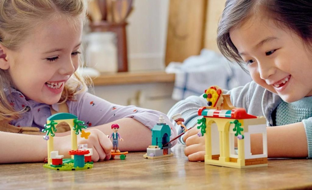 2 kids playing with LEGO