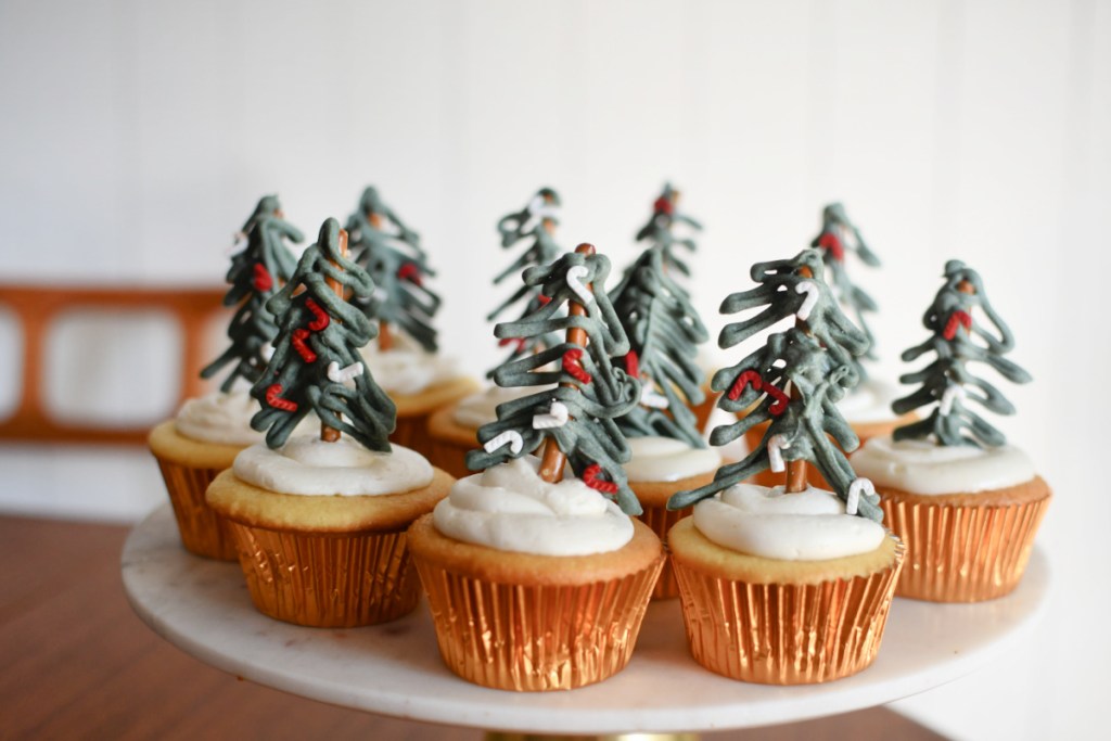 cake plate with christmas tree cupcakes