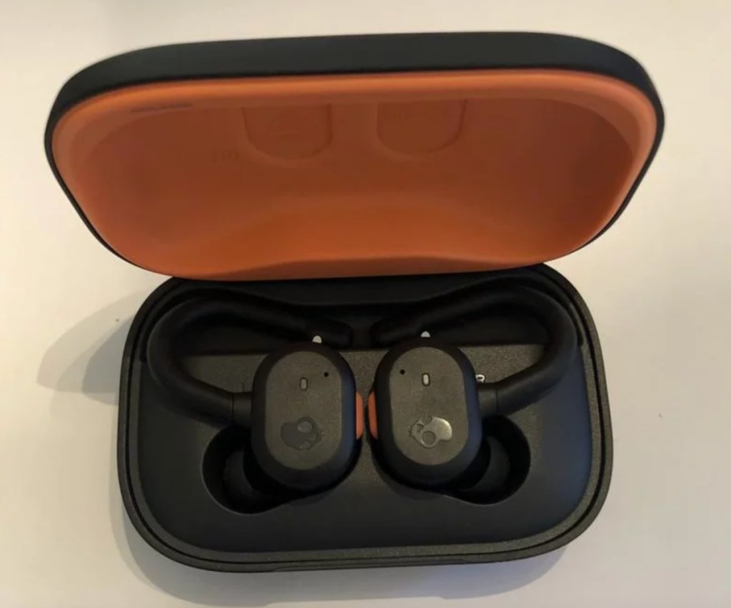 earbuds in case