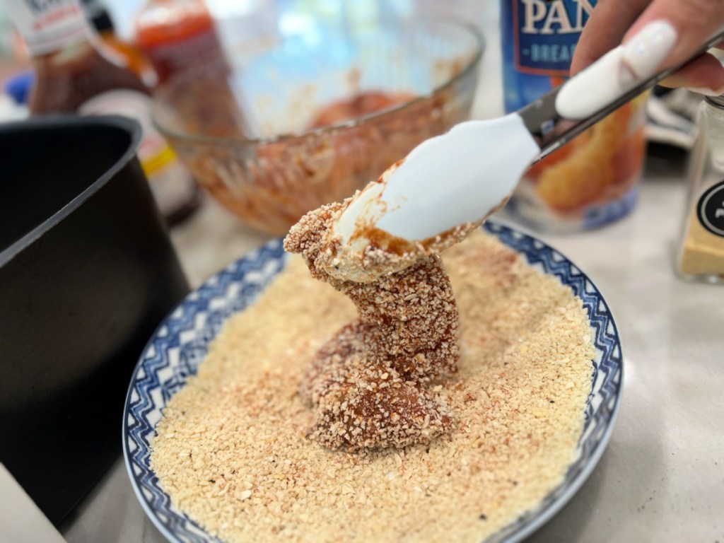 drudging chicken in panko breadcrumbs