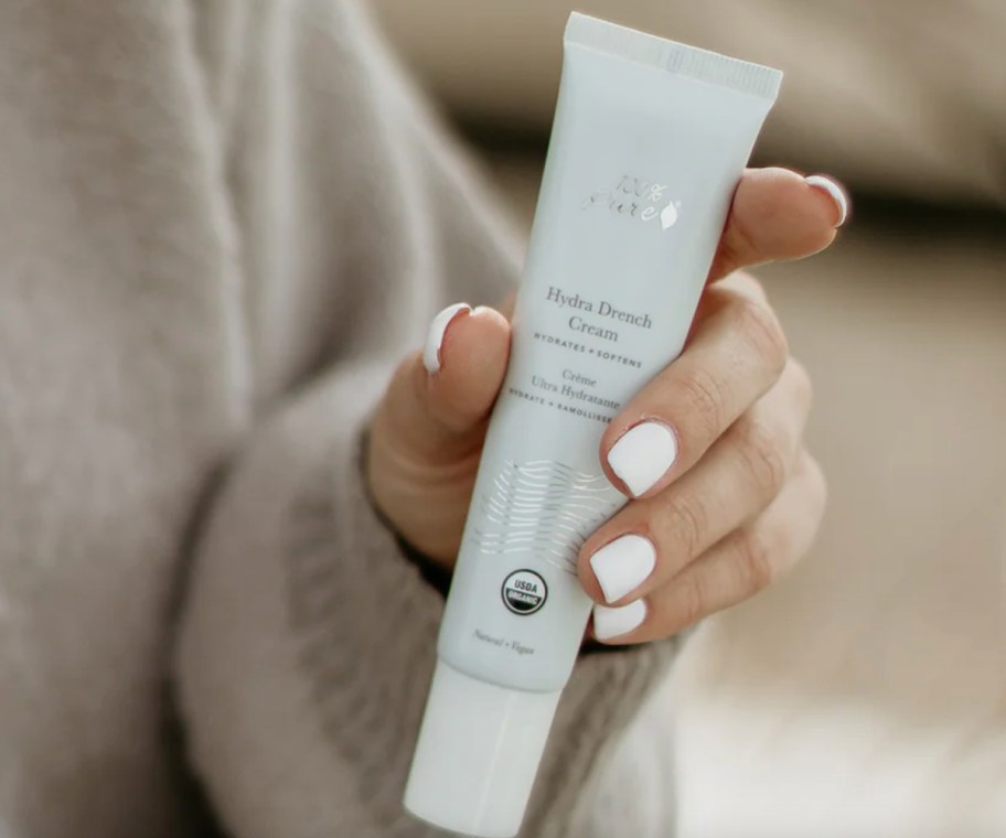 hand holding hydra moisturizing cream