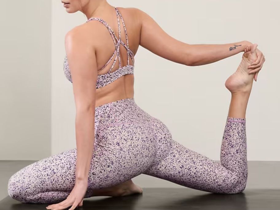 Athleta Salutation Stash High Rise 7/8 Legging in Orchid Texture