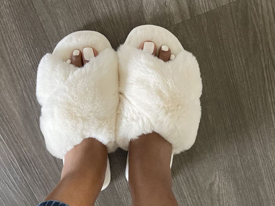 woman wearing Cozyfurry Women's Cross Band Slippers