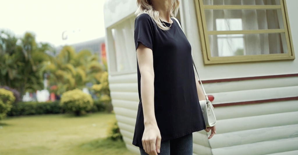 woman wearing black shirt 