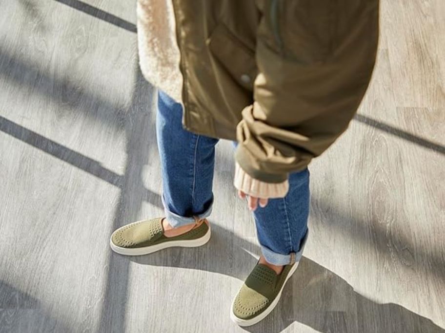 Woman wearing Dearfoams Sophie Shoes with jeans