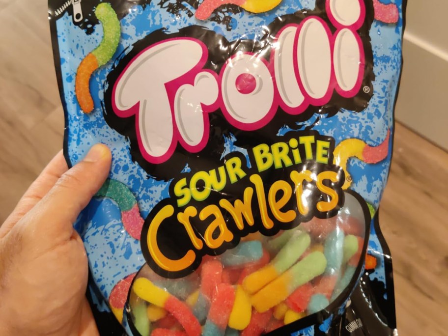 Trolli sour Brite crawlers bag in hand