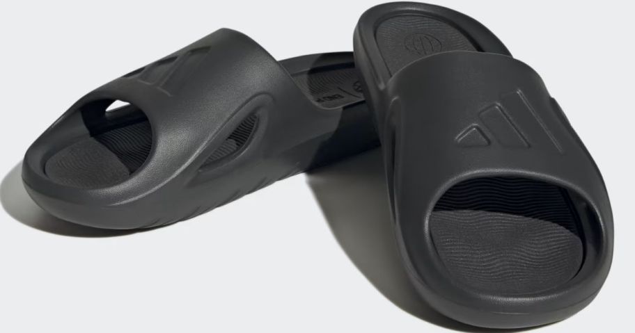 black adicane slides