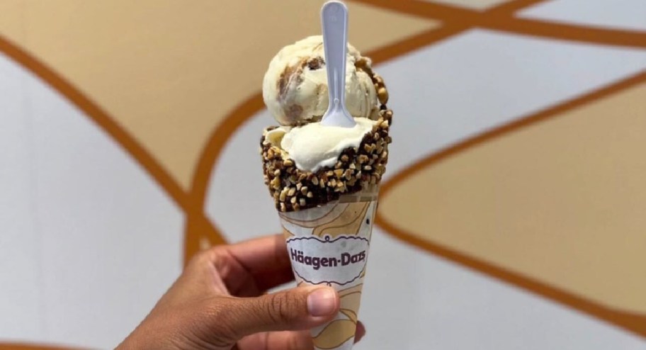 hand holding a Häagen-Dazs ice cream 