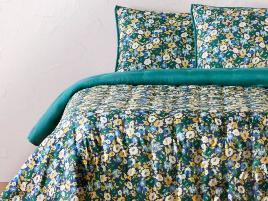Opalhouse designed w/ Jungalow Floral Quilt & Sham Set on bed