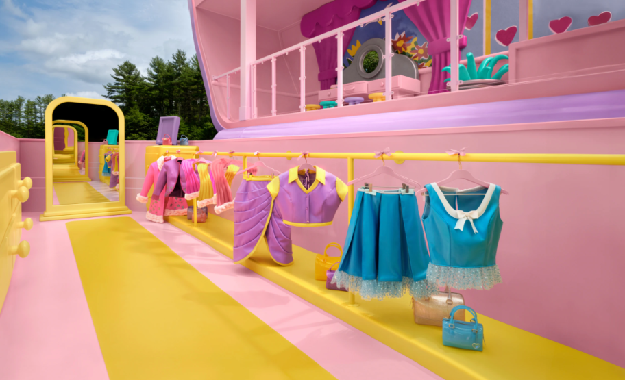 Polly Pocket Airbnb fashion closet with mirror