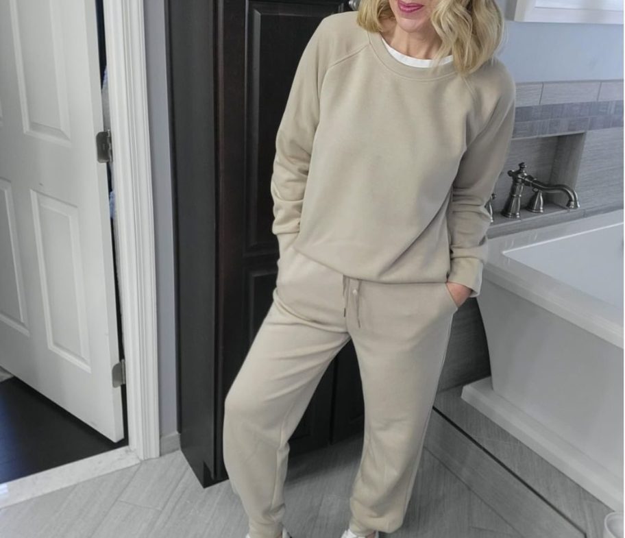 Woman wearing an Anrabess 2-piece Lounge Set