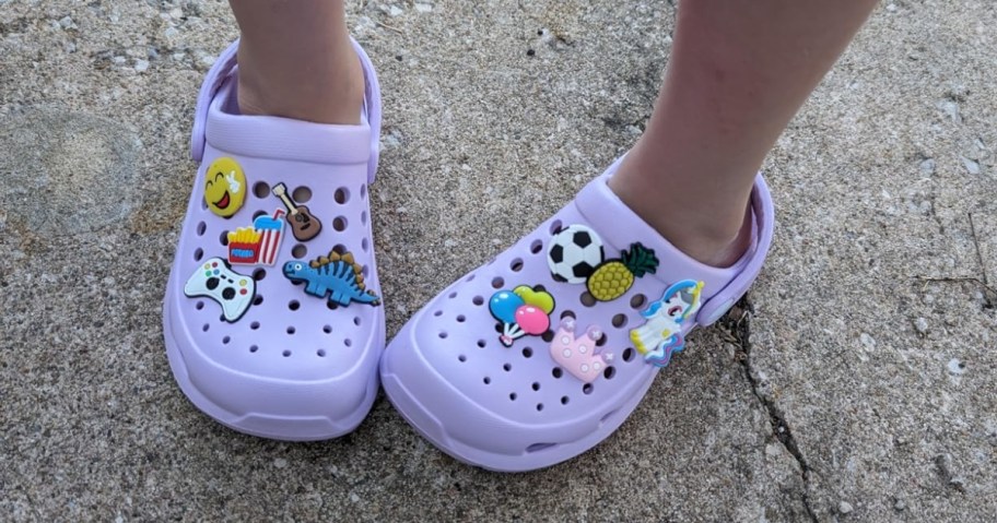 girl wearing purple cubufly kids clogs