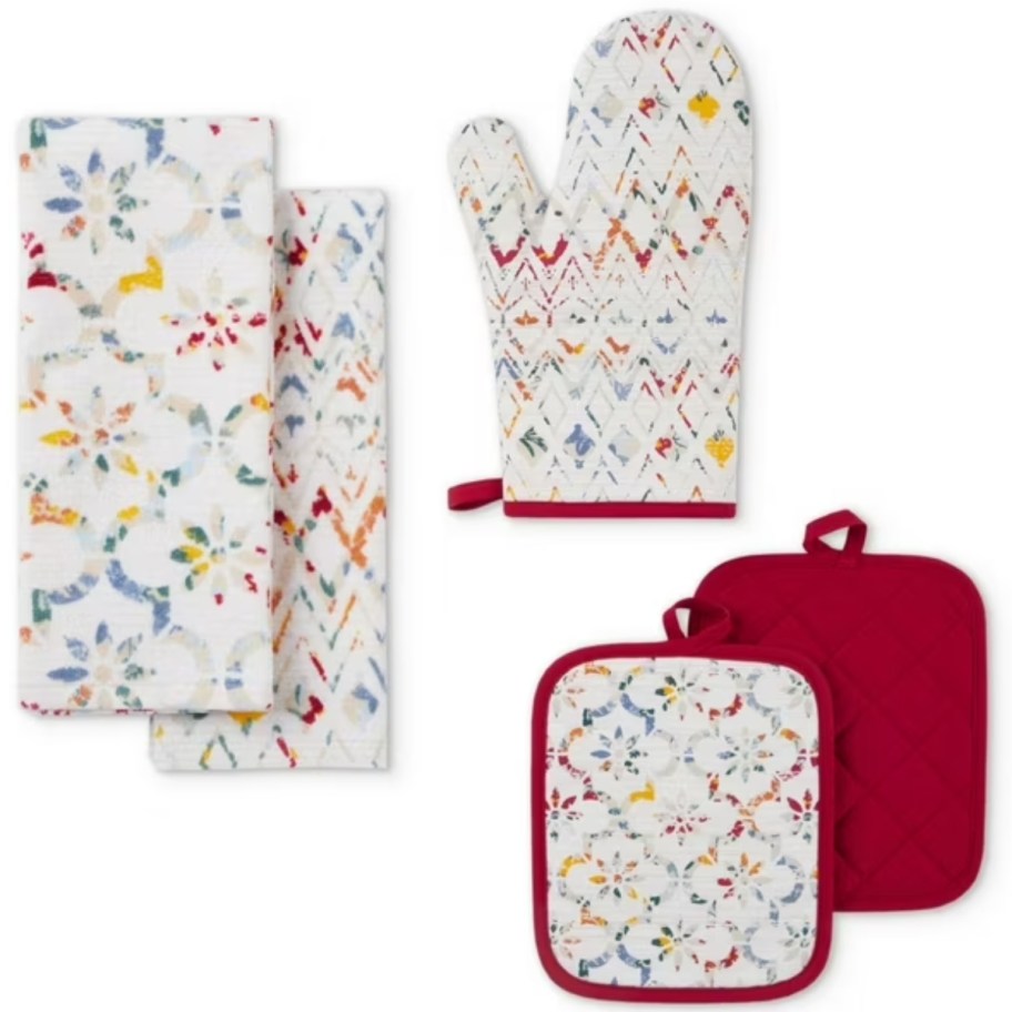 stock image of a kitchen towels, oven mitt and pot holders set