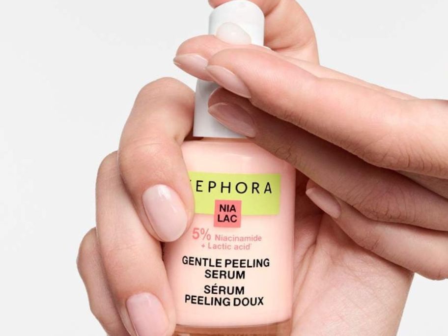 Hand ho0lding a bottle of Sephora Collection Exfoliating Peeling Serum w/ Niacinamide
