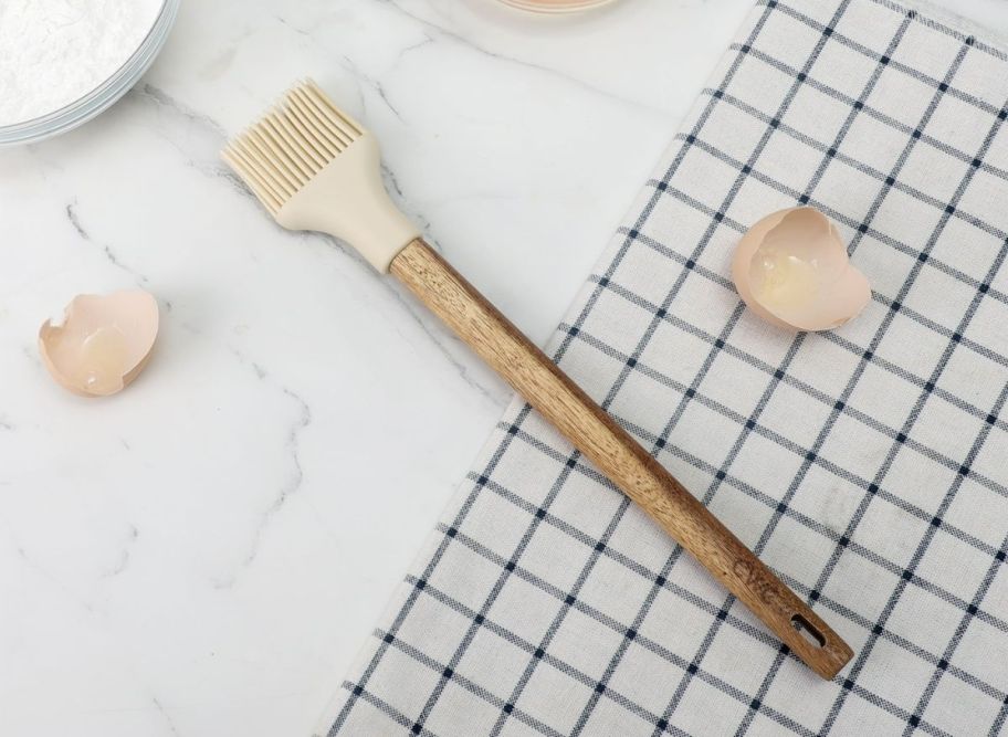 a silicone pastry brush con a kitchen counter