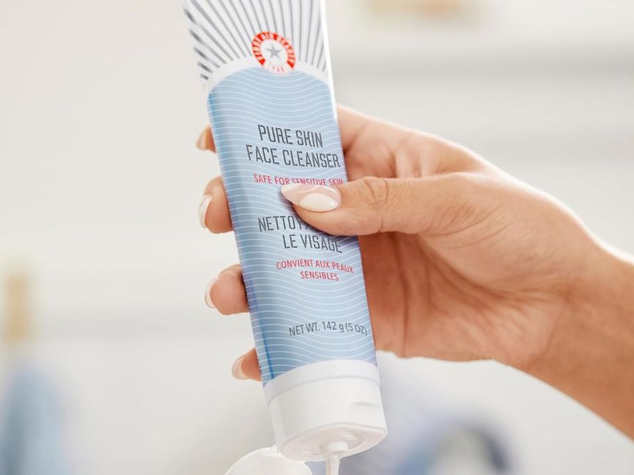 hand squeezing the first-Aid-Beauty-Pure-Skin-Face-Cleanser