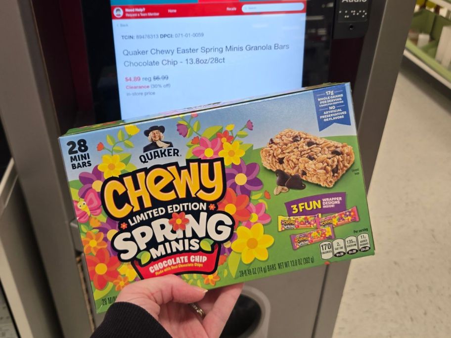 Hand h0olding a box of Spring mini Quaker Chewy Granold Bars