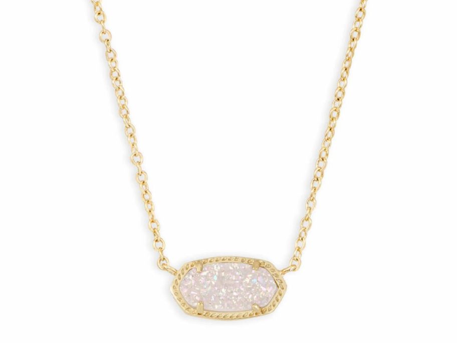 A gold pendant necklace