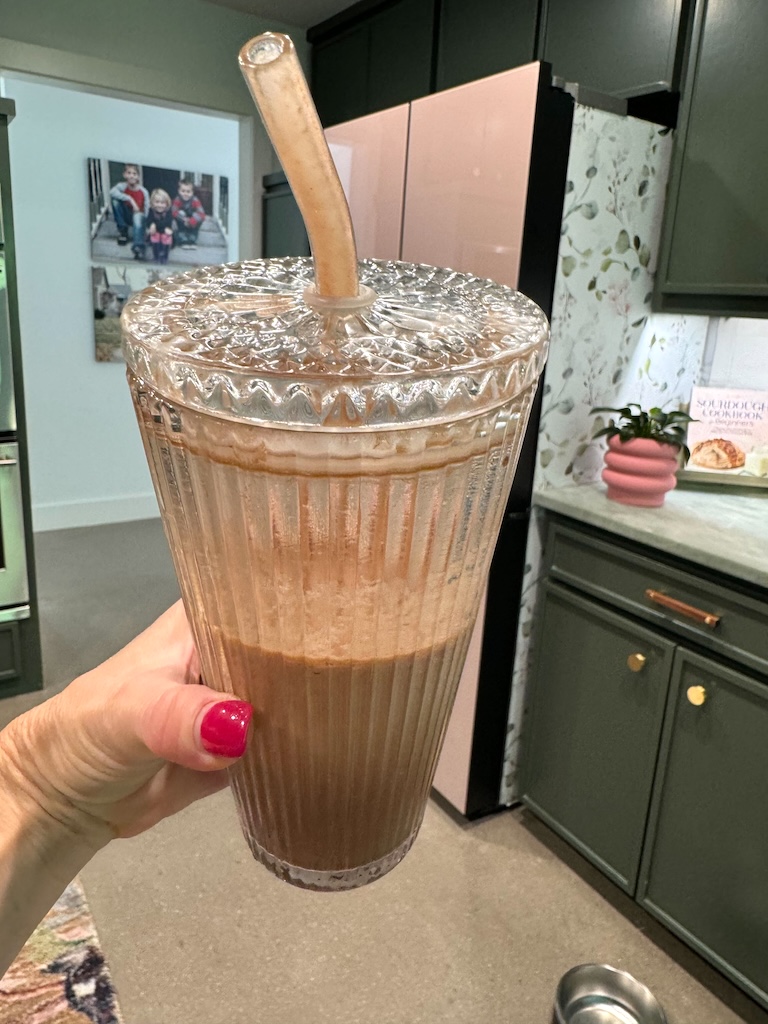 Glass tumbler with straw 