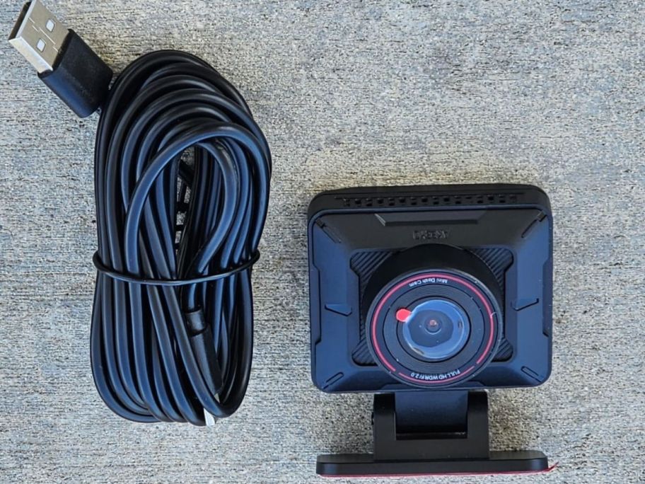 An Akeeyo Dash Cam and Cable 