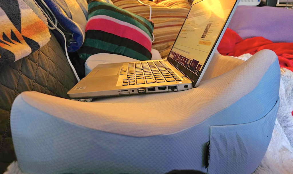 Portable lap desk pillow 