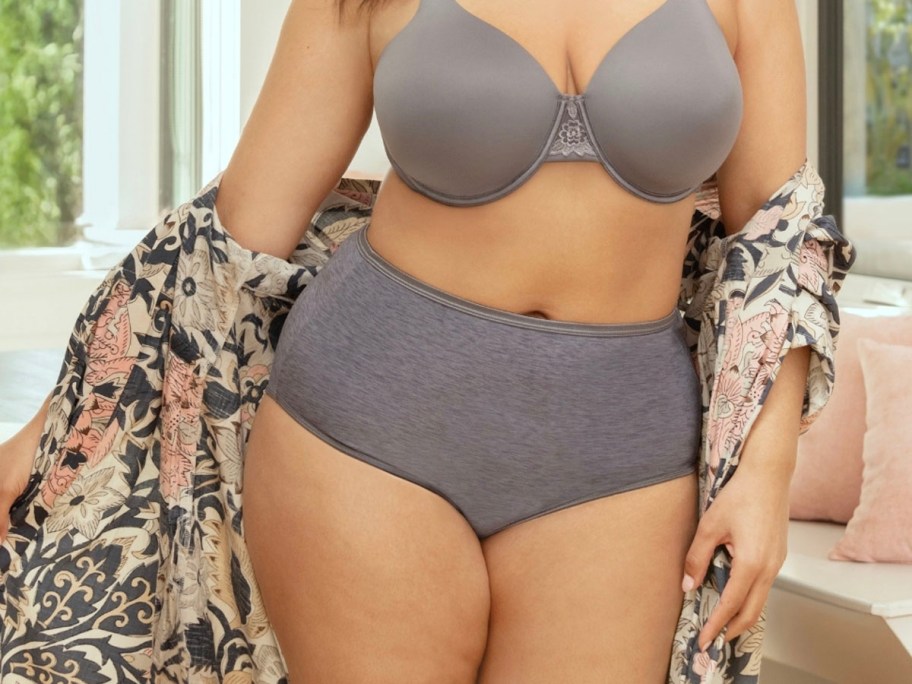 woman wearing gray underwear and bra 