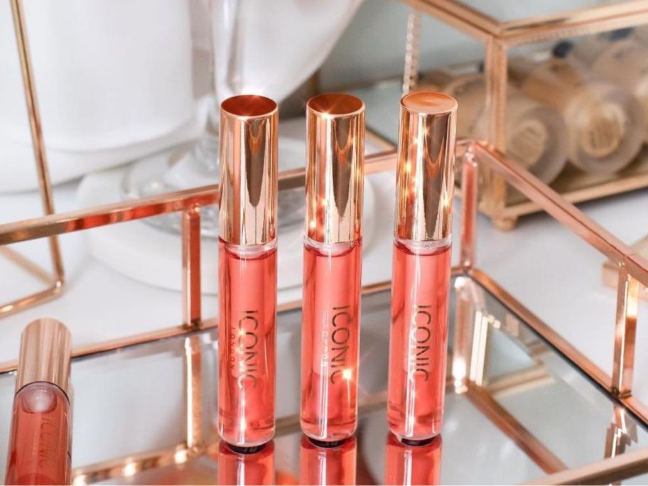 A tray with 4 Iconic London Lustre Lip Oils on it