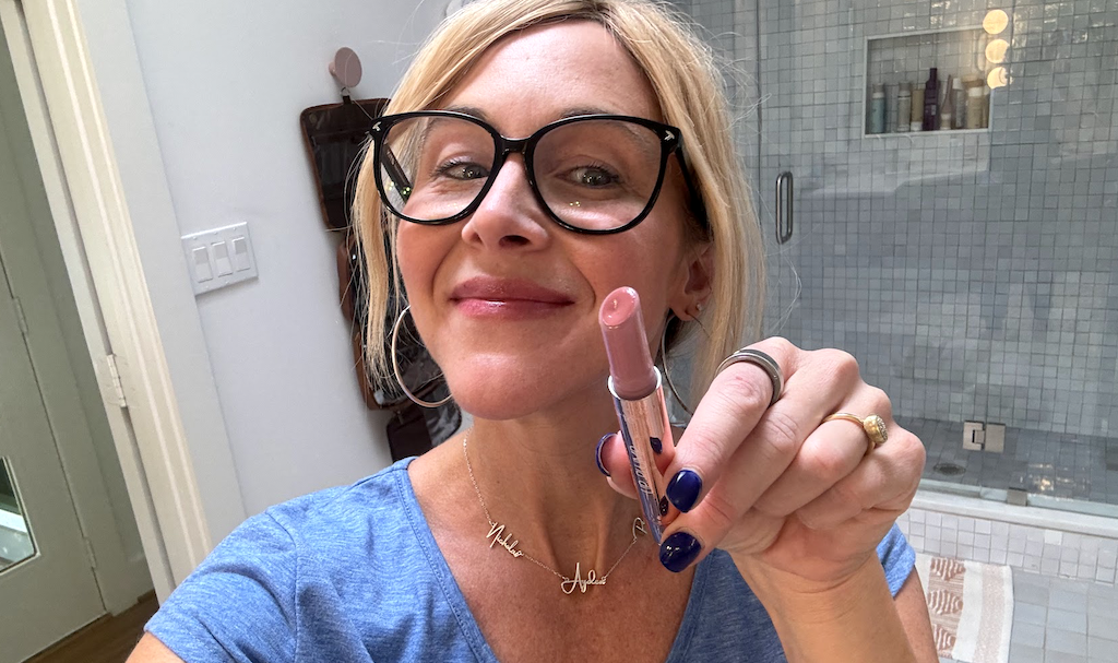 holding Tarte juicy lip 