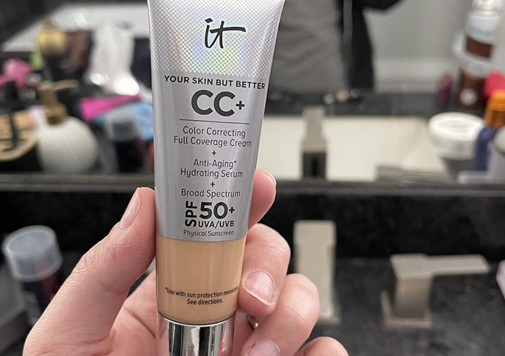 holding IT CC cream