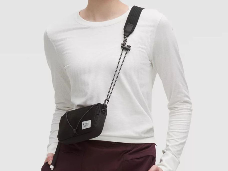 woman wearing black lululemon Clippable Nano Pouch Paracord