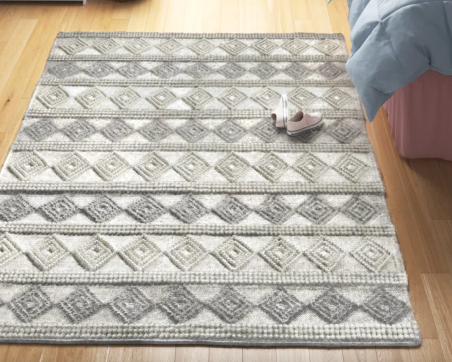 diamond textured gray rug near bed